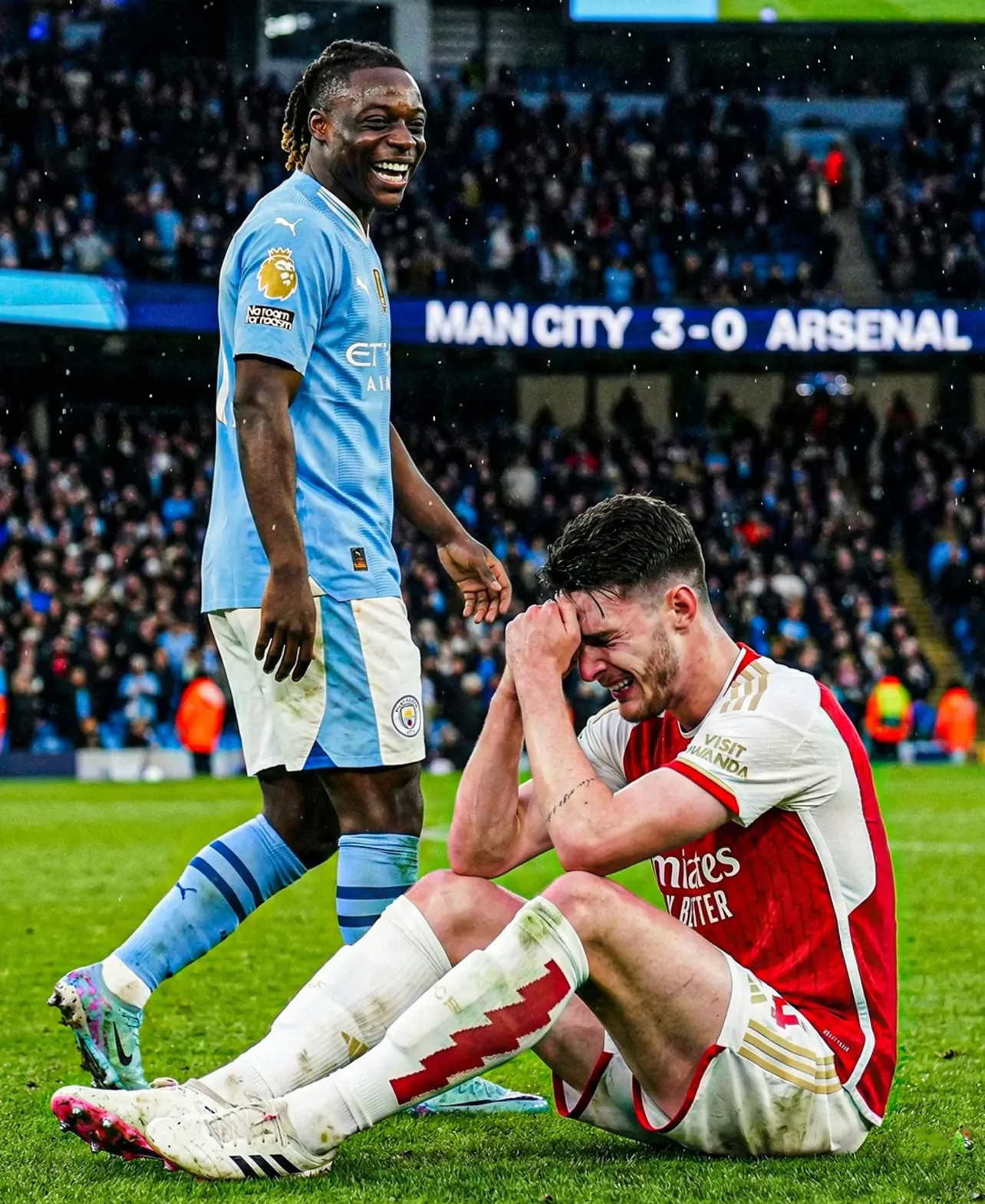 Jeremy Doku menanggapi kekalahan Arsenal dengan jujur. Winger Man City akui hasil itu lebih menguntungkan timnya di Premier League.