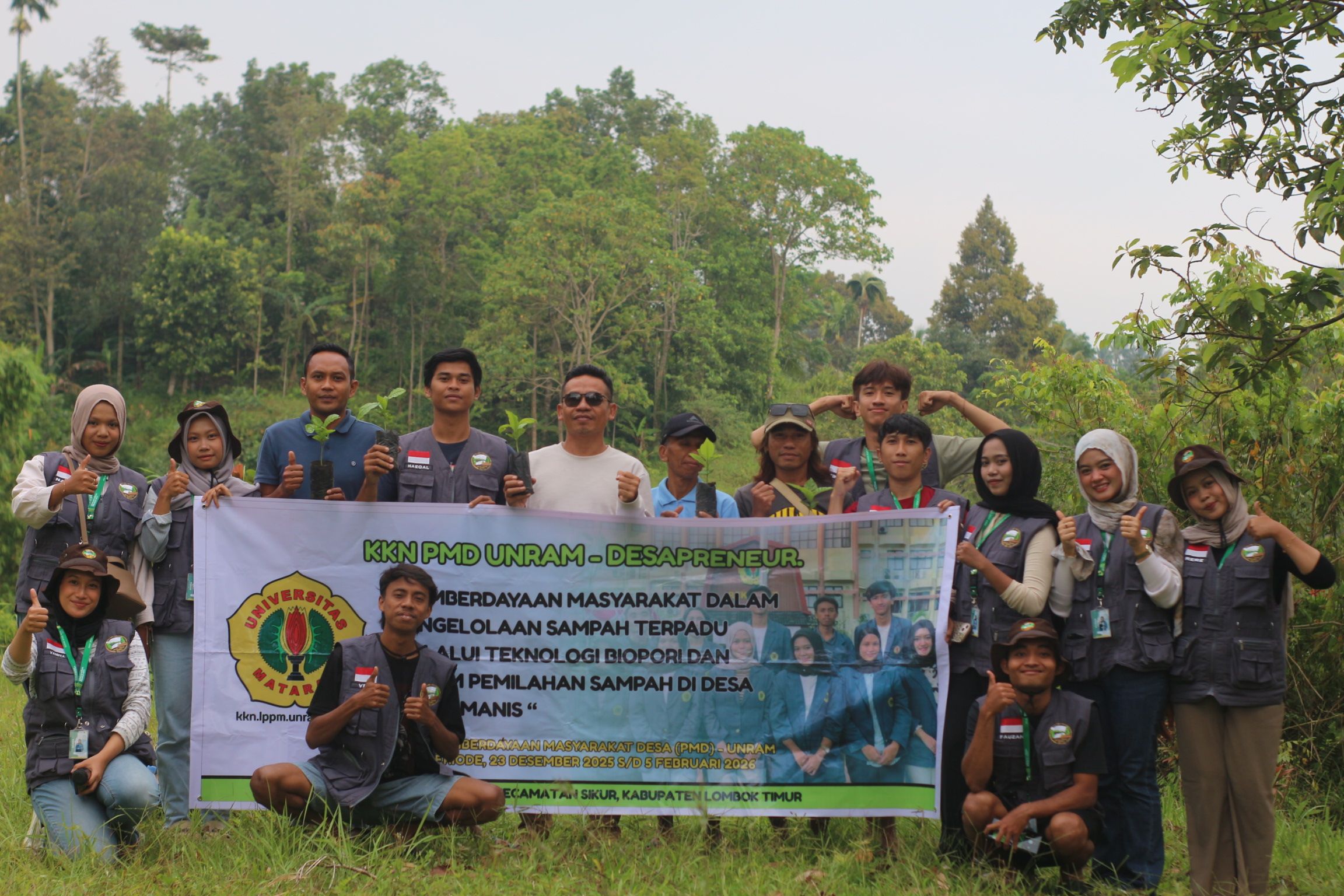 PROGRAM KKN: Mahasiswa KKN PMD UNRAM bersama kepala Desa Jeruk Manis, perangkat desa, tokoh masyarakat dan tokoh pemuda saat menanam benih kopi dan alpukat di destinasi wisata taman bunga Desa Jeruk M