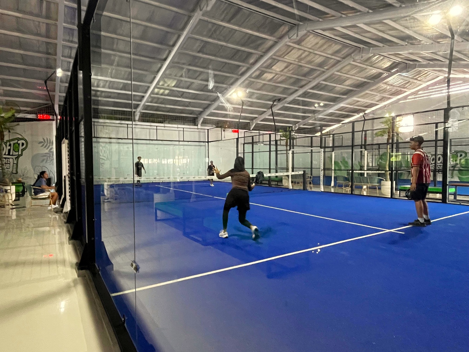 Rooftop Padel Club di Mataram Mall