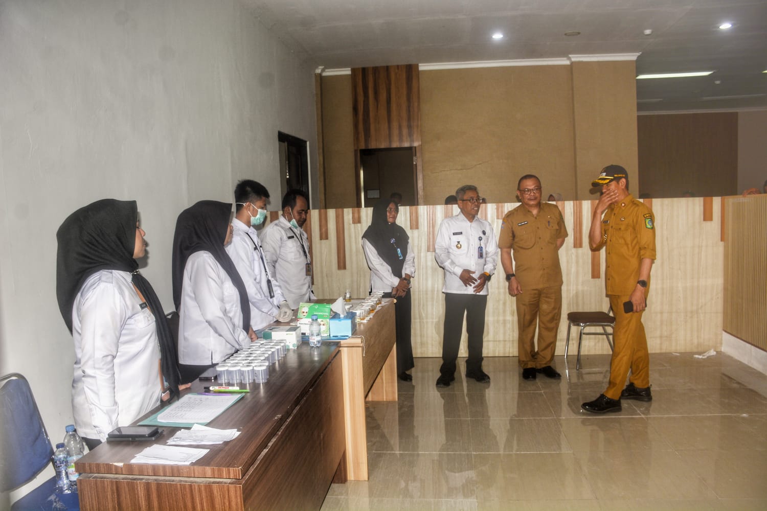 Wabup Bima Irfan Zubaidy saat memantau pejabat Pemkab Bima menjalani tes urine mendadak, Senin (26/1).