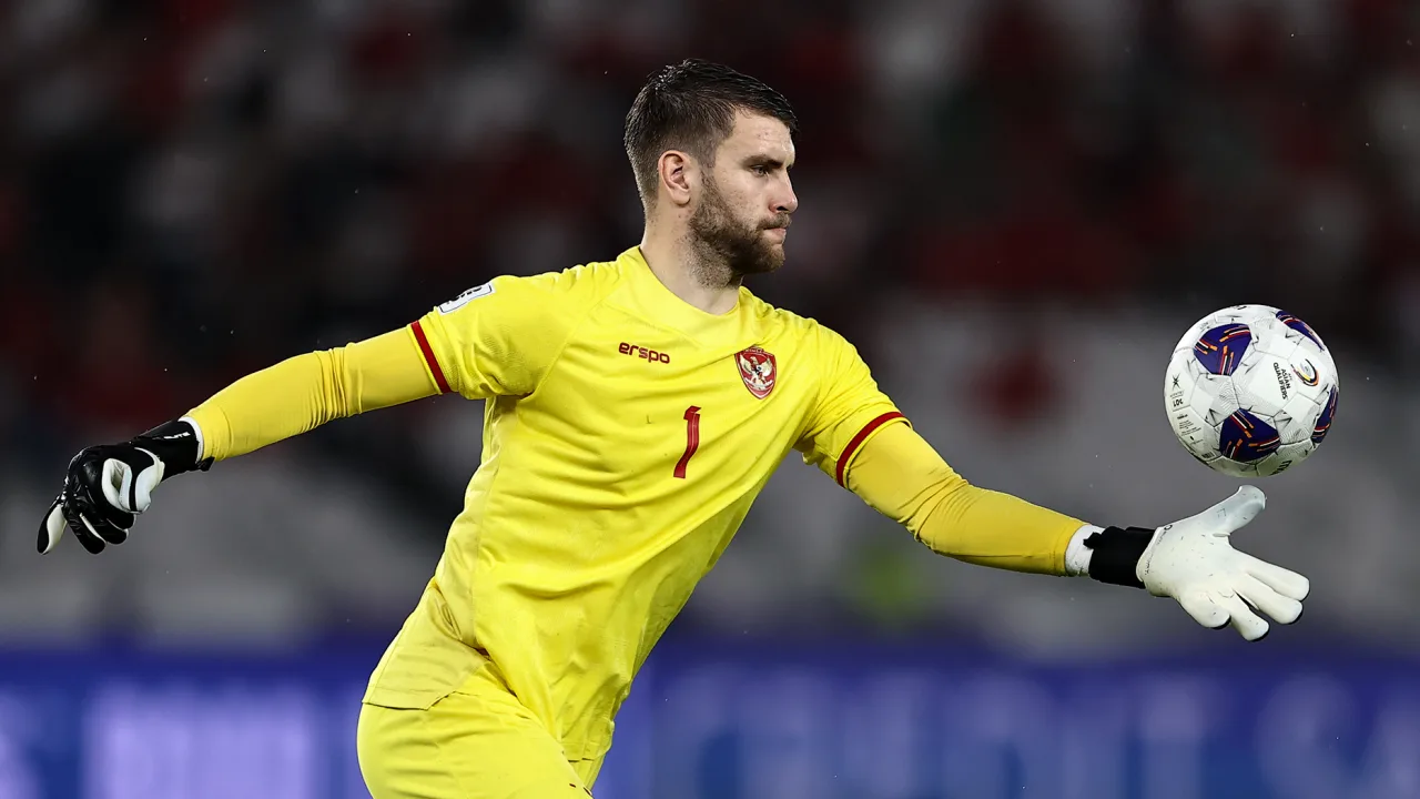 Maarten Paes resmi bergabung dengan Ajax Amsterdam hingga 2029. Kiper timnas Indonesia siap tampil di panggung besar Eropa.