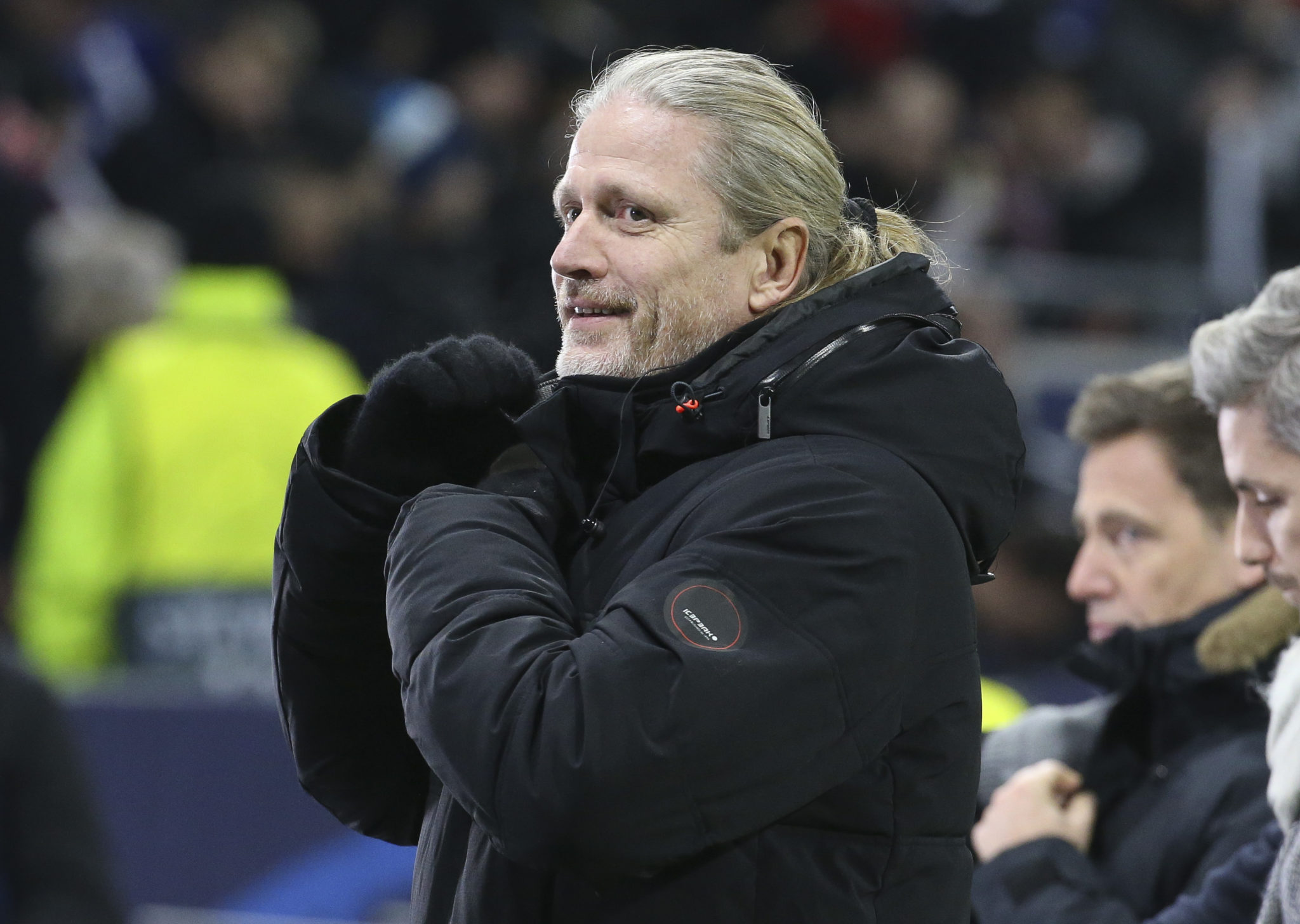 Emmanuel Petit meminta fans Arsenal hentikan sikap negatif. Legenda The Gunners yakin Arsenal punya kualitas juara Premier League.