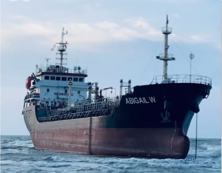 CUACA EKSTREM: Tanker MT Abigail W yang terdampar di pesisir Pantai Panduri, Desa Tasikharjo, Kecamatan Jenu, Kabupaten Tuban, sejak Rabu (21/1) pekan lalu.
