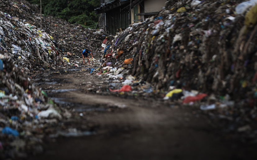 Gunungan sampah di TPS Sandubaya