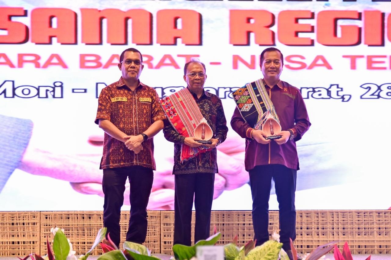 Dari kanan; Gubernur NTB Lalu Muhamad Iqbal, Gubernur Bali I Wayan Koster, dan Gubernur NTT Emanuel Melkiades Laka Lena saat pertemuan di kawasan ITDC The Golo Mori, Manggarai Barat, NTT, Rabu (28/1).