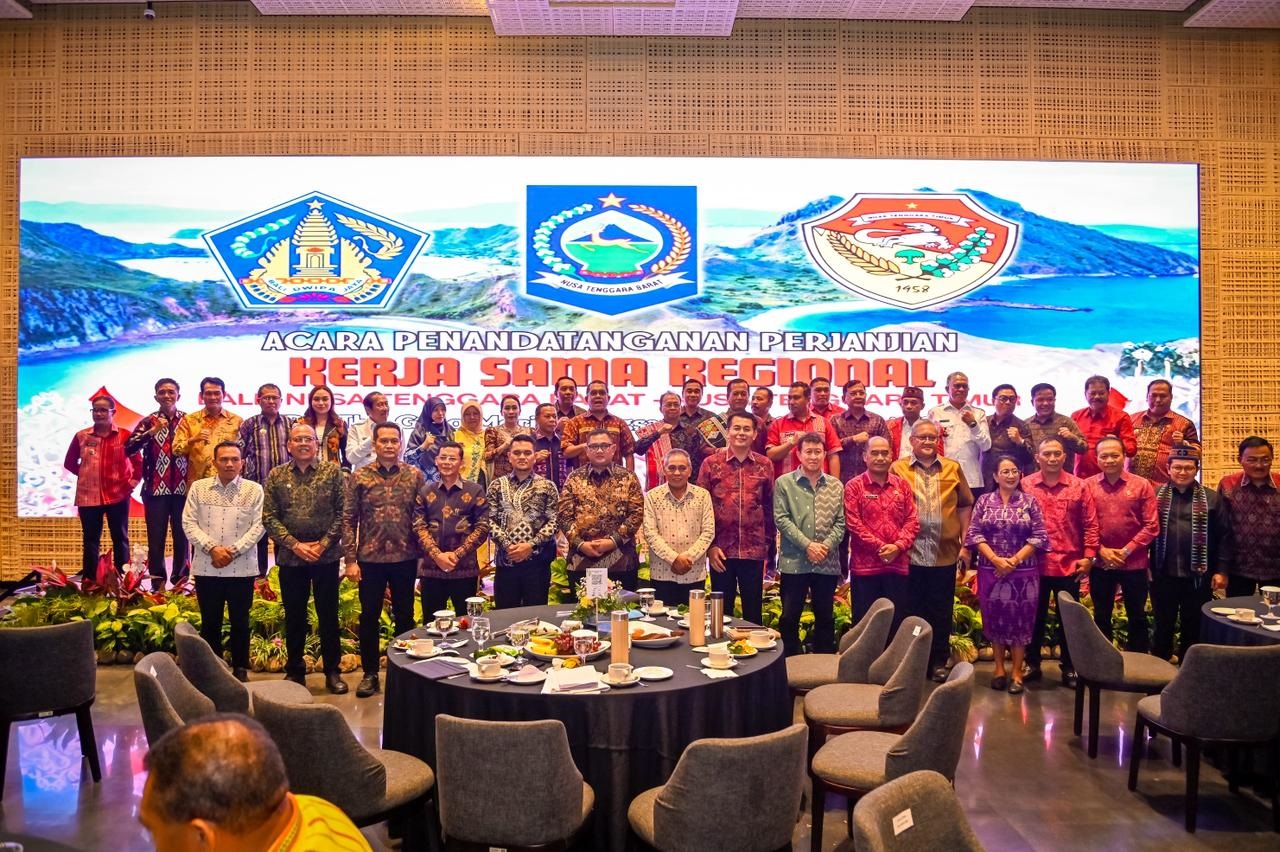 Gubernur NTB Lalu Muhamad Iqbal, Gubernur Bali I Wayan Koster, dan Gubernur NTT Emanuel Melkiades Laka Lena bersama bupati, pimpinan dewan, dan kepala OPD saat penandatanganan MoU di kawasan ITDC