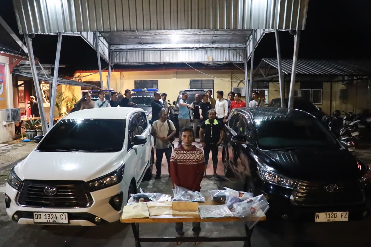 PEMBUNUHAN: Pelaku pembunuhan sekaligus pembakar ibu kandungnya sendiri Bara Primario diamankan polisi di Mapolda NTB, Senin malam (26/1) lalu.
