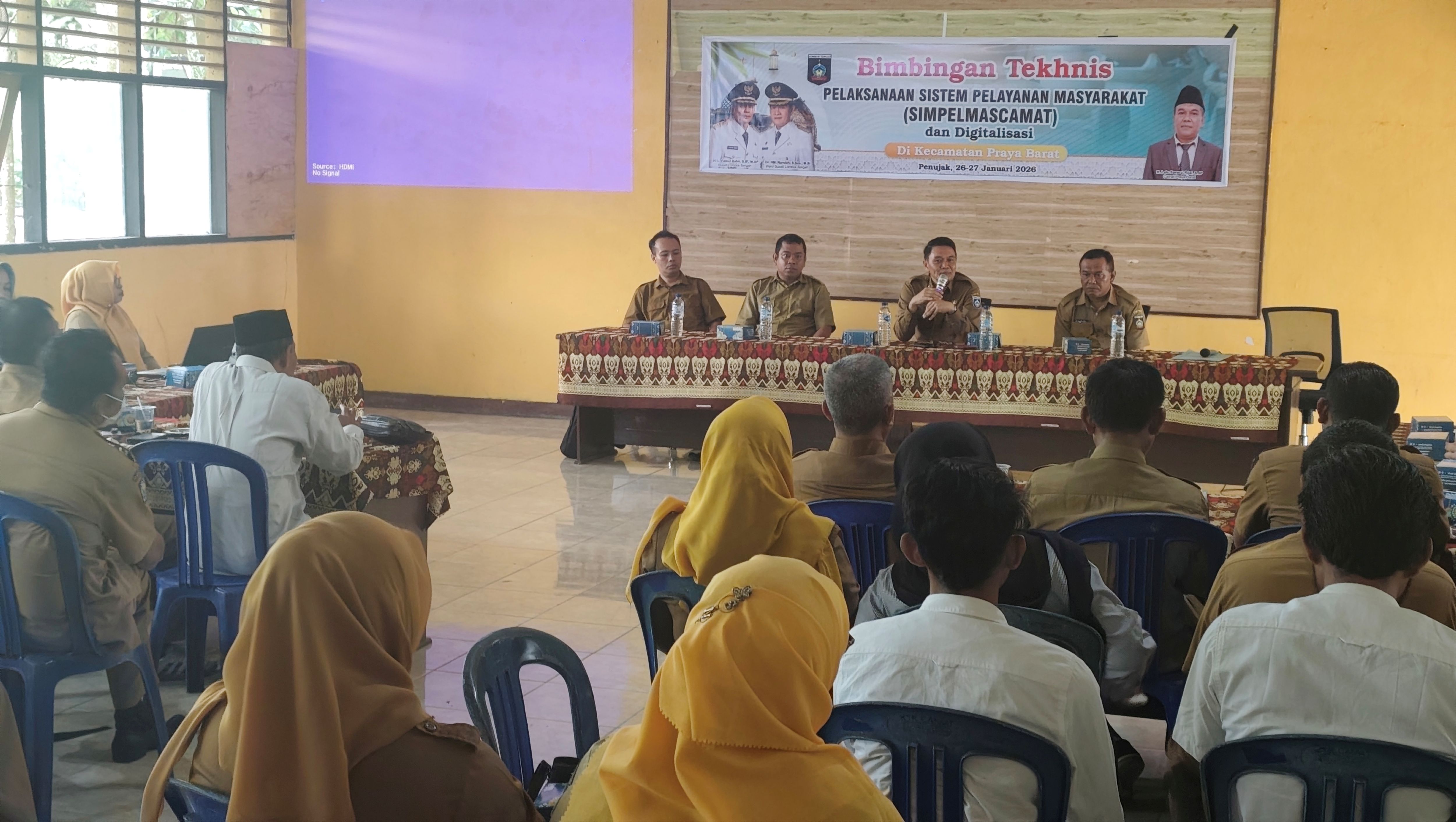 Asisten II Setda Lombok Tengah Lalu Rinjani (dua kanan) saat membuka bimbingan teknis Sistem Pelayanan Masyarakat dan Digitalisasi (Simpelmascamat) di aula kantor Camat Praya Barat, Lombok Tengah.