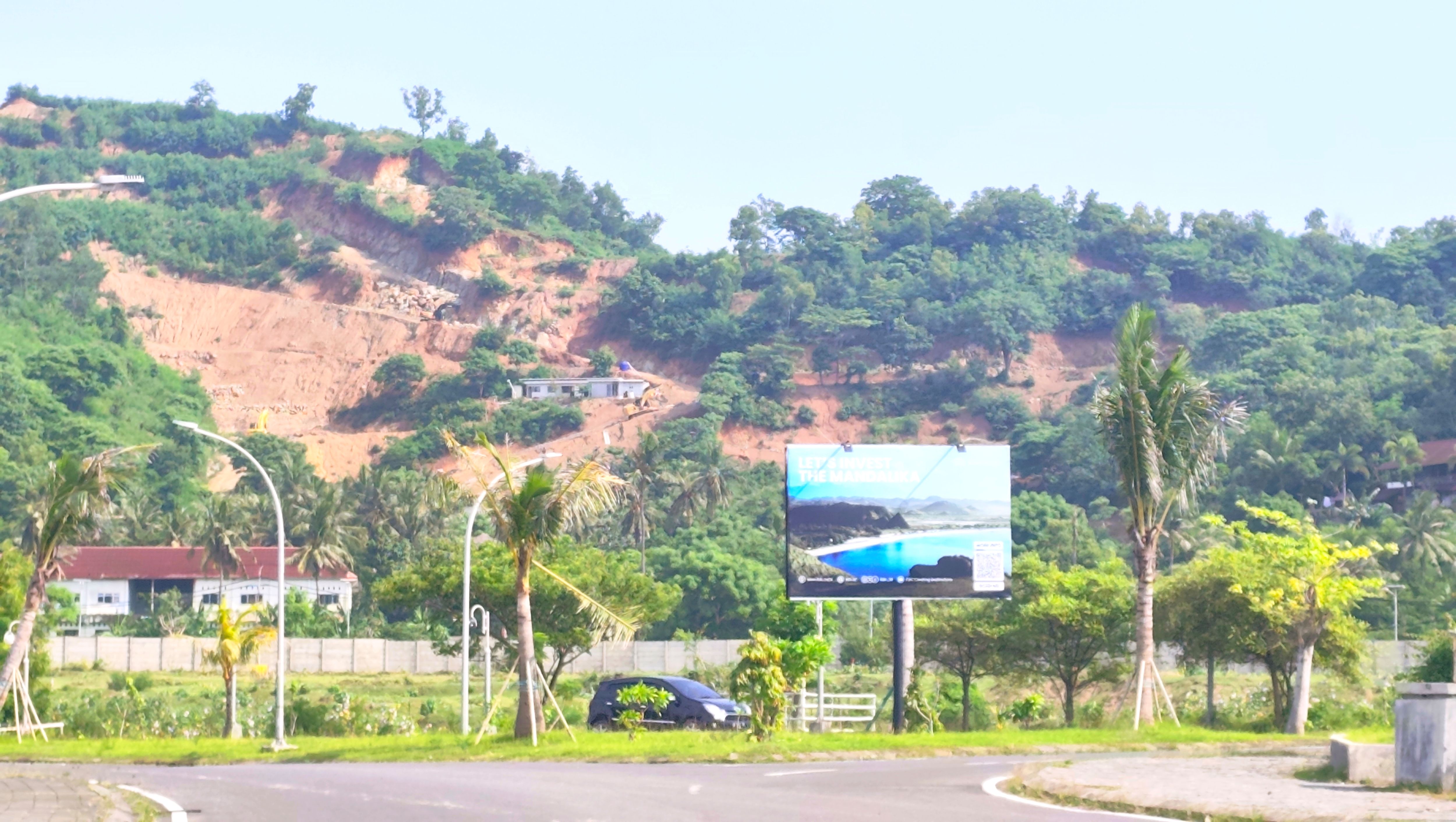 Inilah kondisi sebagian perbukitan Kuta yang menggundul atas maraknya pembangunan vila diduga tak berizin di Desa Kuta, Pujut, Lombok Tengah, Rabu (28/1).