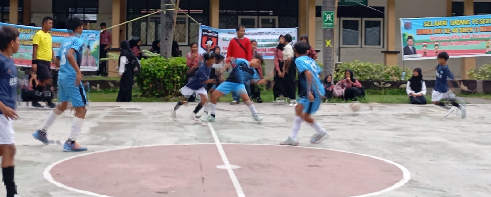 Para murid SD mengikuti lomba futsal dalam memeriahkan HUT SMPN 11 Mataram, Rabu (28/1). Momen ini dimanfaatkan SMPN 11 Mataram sebagai promosi program unggulan ke murid SD.