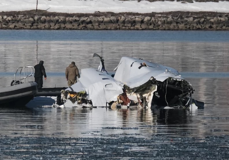 Petugas penolong menyisir lokasi jatuhnya pesawat American Airlines Penerbangan 5342 di sepanjang Sungai Potomac, dekat Bandara Nasional Ronald Reagan Washington di Arlington, Virginia.