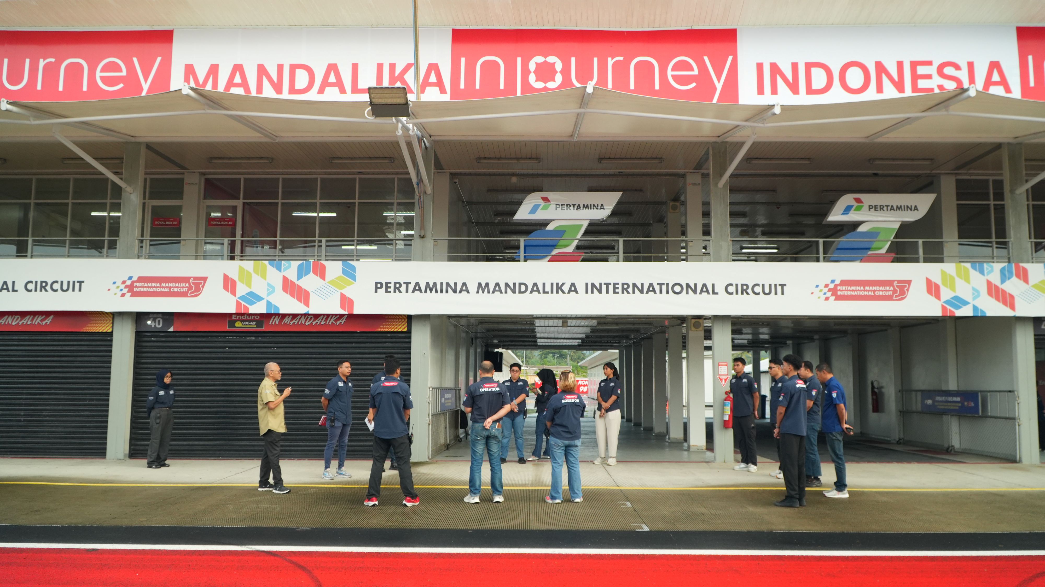 INSPEKSI LINTASAN: Direktur Utama MGPA Priandhi Satria (baju krem) beserta jajaran lakukan Track Inspection menjelang Pertamina Enduro VR46 Riders Academy di Sirkuit Internasional Mandalika