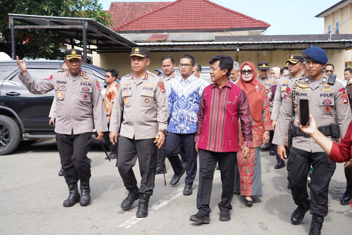 Kapolda NTB Irjen Pol Edy Murbowo (dua dari kiri) saat berkunjung ke Sumbawa Barat, Kamis (29/1).