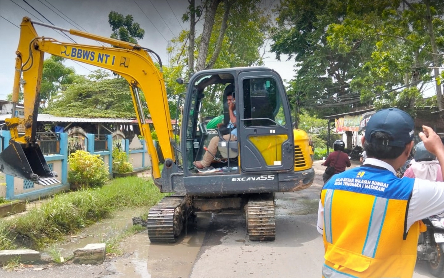 ANTISIPASI BANJIR: Petugas melakukan pengerukan sedimen di salah satu selokan yang mengalami pendangkalan di Desa Perampuan, Kecamatan Labuapi, Lombok Barat, Selasa (27/1).