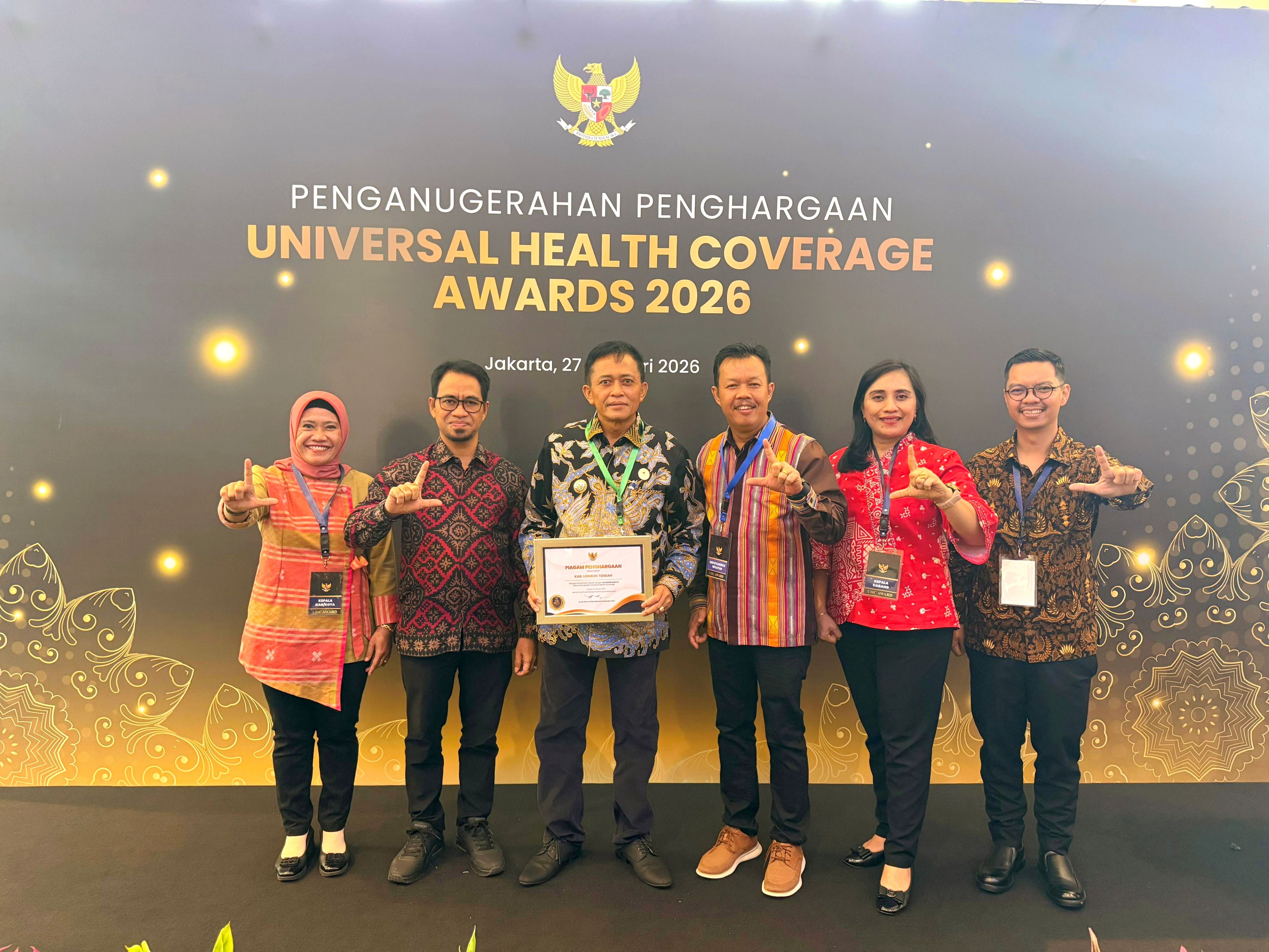 Bupati Lombok Tengah Lalu Pathul bahri berfoto bersama jajaran BPJS Kesehatan Cabang Selong usai menerima penghargaan UHC Madya 2026 dari BPJS Kesehatan di Jakarta, Selasa (27/1).