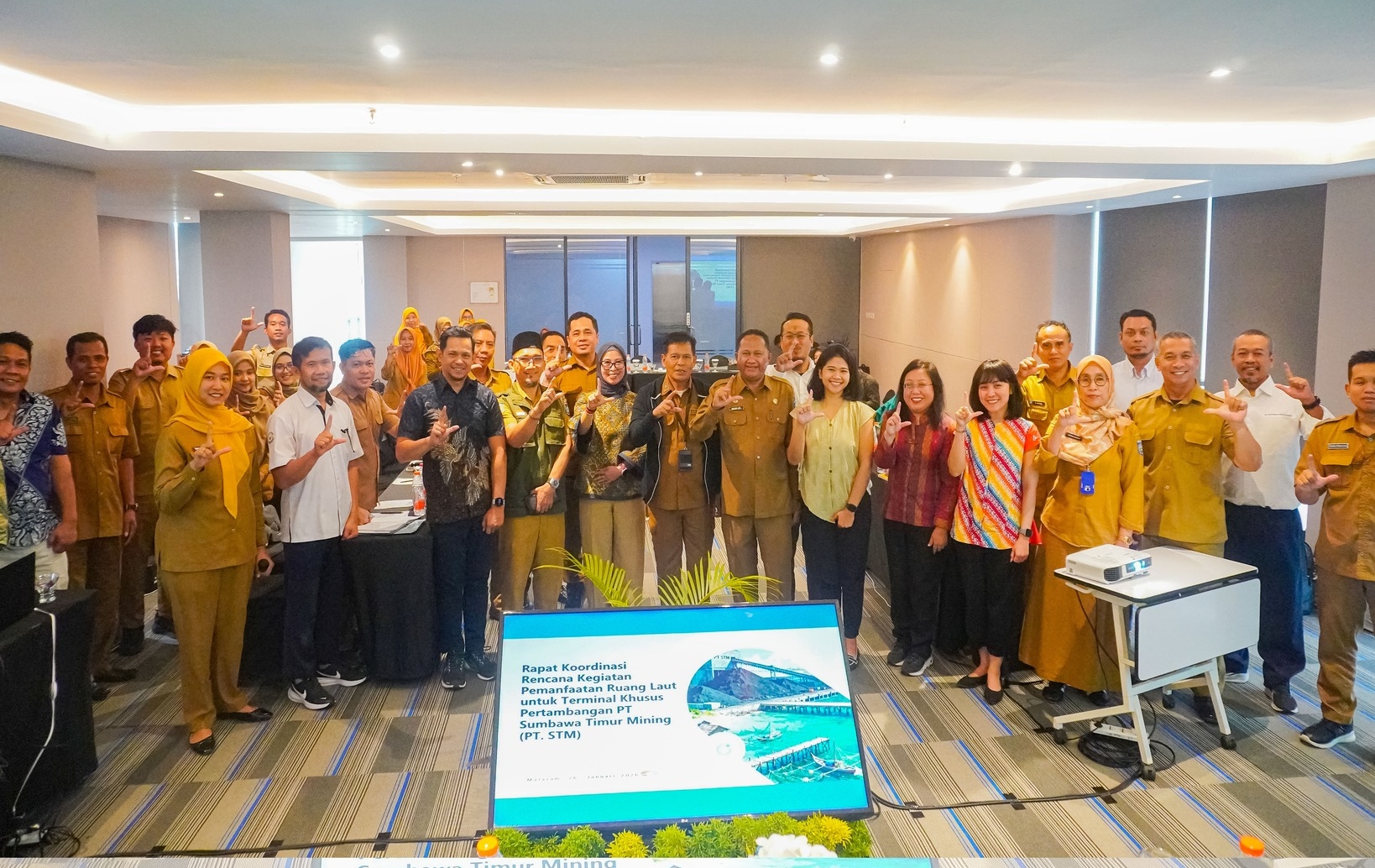 REMBUK: Foto bersama usai FGD yang diselenggarakan oleh PT STM, dalam rangka permohonan dukungan dan koordinasi rencana pemanfaatan tata ruang laut, di Mataram, Selasa (27/1).