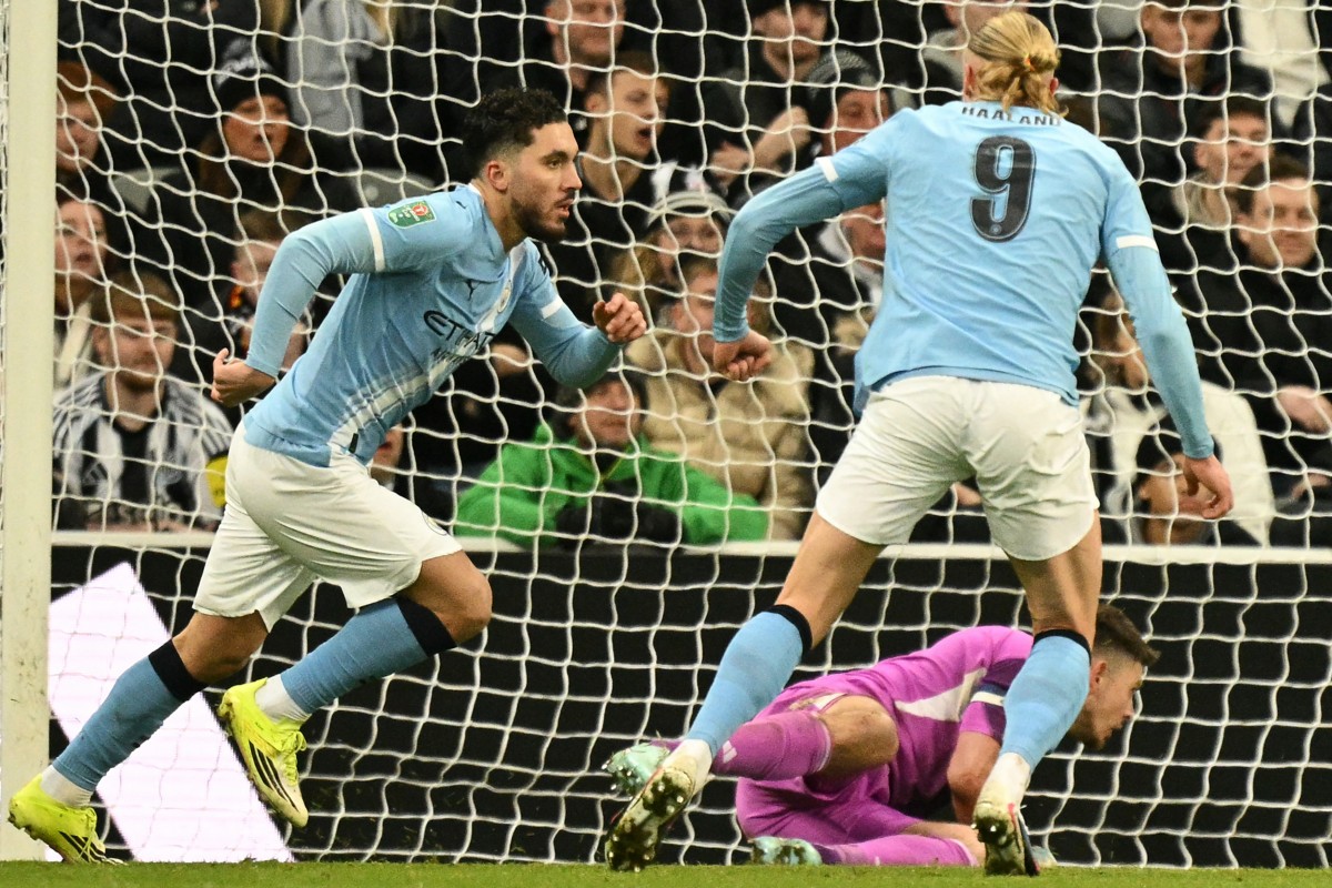 Rayan Cherki (kiri) bersama Erling Haaland merayakan gol kedua manchester City. (Foto: Oli SCARFF / AFP)