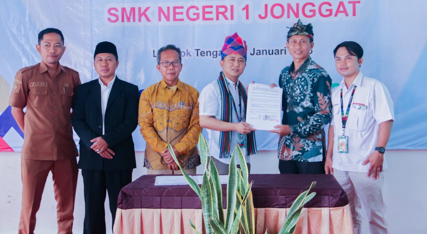 Kepala SMKN 1 Jonggat Ruju Rahmat (dua dari kanan) bersama pihak AHM menunjukkan MoU di sekolah setempat, Senin lalu (26/1).  SMKN 1 Jonggat gandeng AHM, perkuat kompetensi siswa TBSM.