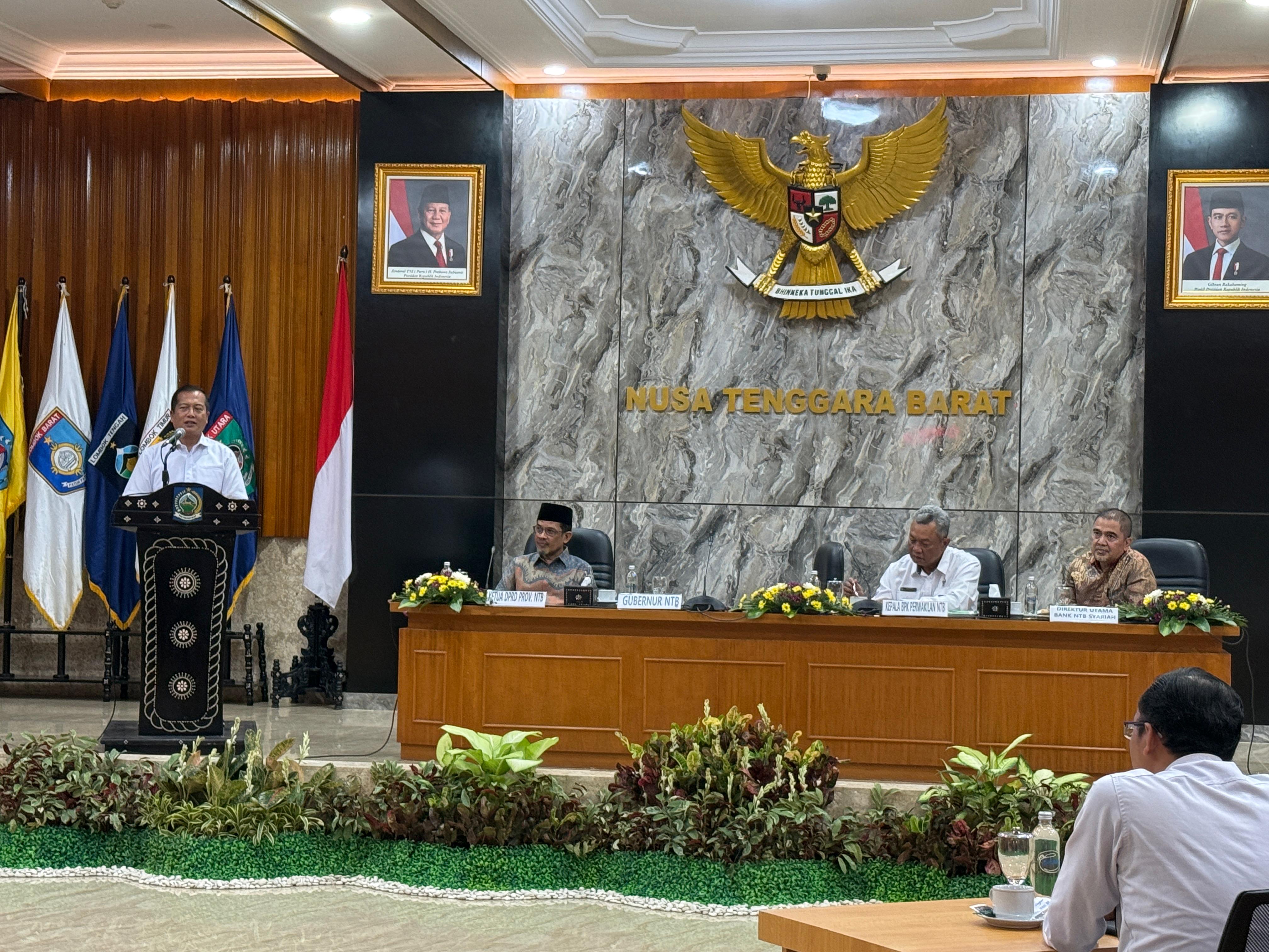 Gubernur NTB Lalu Muhamad Iqbal (kiri) saat menyampaikan pandangannya, atas 3 temuan dalam LHP BPK Perwakilan NTB di gedung Sangkareang, Kantor Gubernur NTB, Senin (26/1).