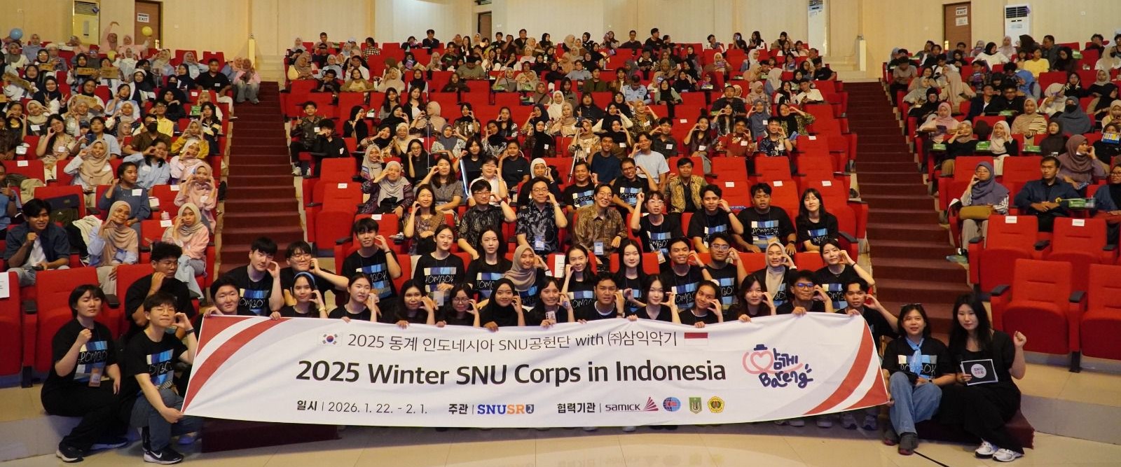 Para mahasiswa dan dosen lintas negara pada Closing Ceremony 2025 Winter Season Indonesia SNU Corps di  Unram, Rabu (28/1).  Unram tuan rumah closing winter SNU Corps 2025, perkuat kerja sama global.