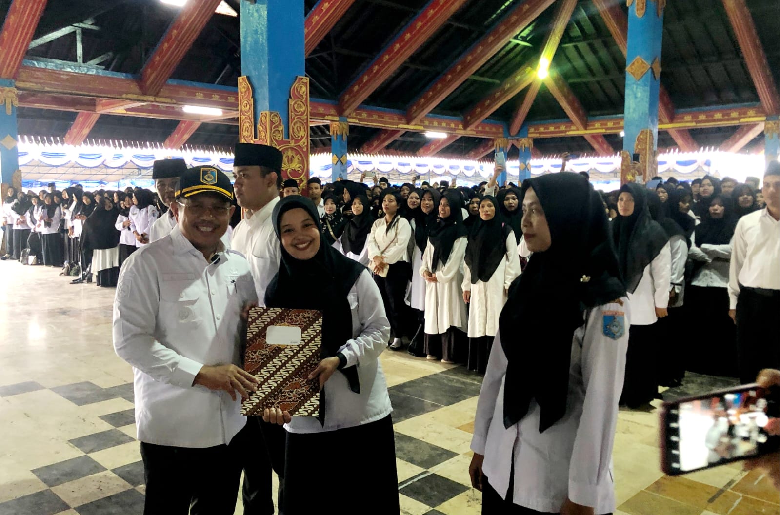 SERAHKAN SK: Bupati Lobar Lalu Ahmad Zaini menyerahkan SK PPPK Paro Waktu kepada perwakilan guru nakes dan tenaga teknis di Bencingah Agung, Rabu (28/1).