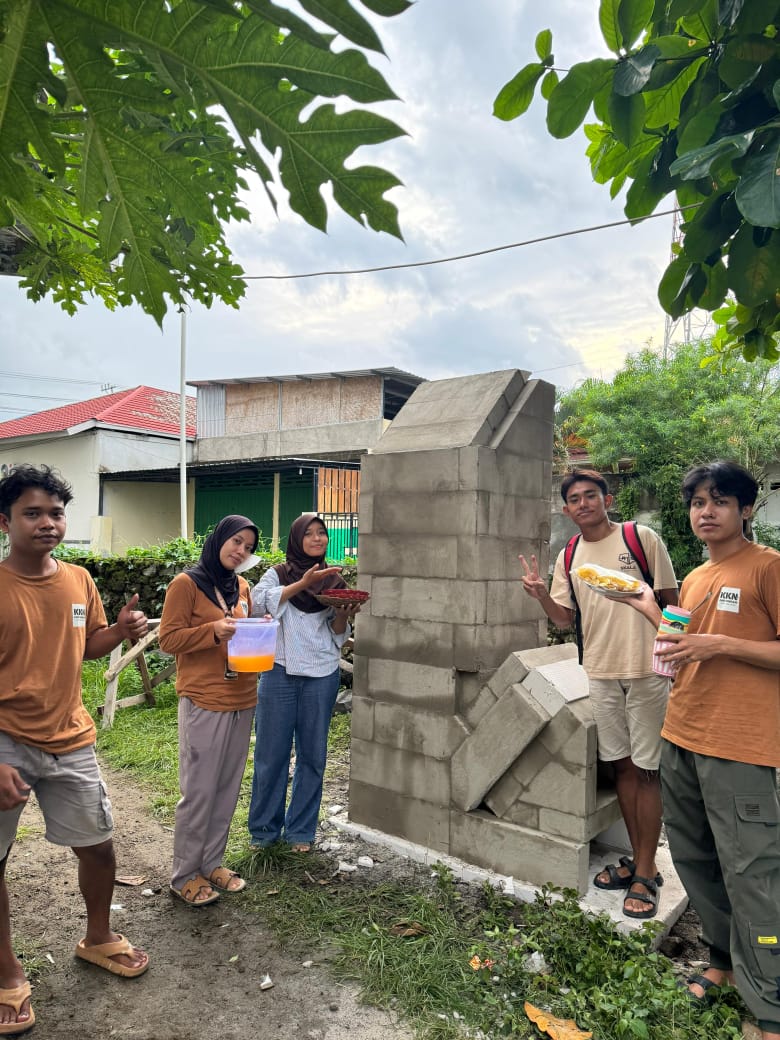 INOVASI: Mahasiswa KKN Unram berfoto di depan Rocket Stove yang sudah dibangun di Desa Tanjung