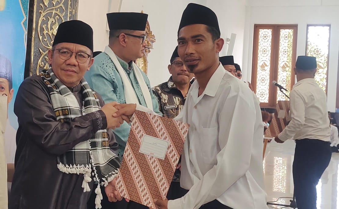 SEGERA TERIMA GAJI: Bupati Lombok Utara Najmul Akhyar menyerahkan SK kepada tenaga PPPK Paro Waktu beberapa waktu lalu