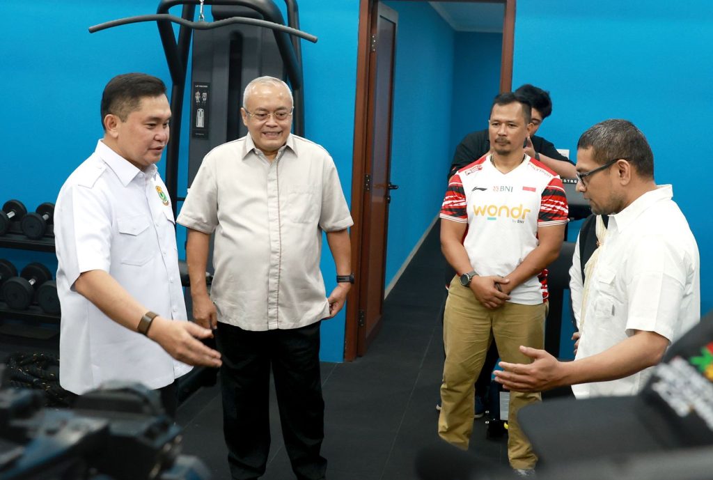 MAKIN CANGGIH: Kemenpora menyerahkan bantuan peralatan dan teknologi pada PP PBSI untuk menunjang pelatnas.