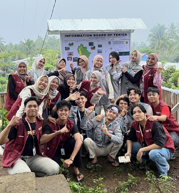 SEMANGAT: Mahasiswa KKN Unram membuat peta potensi wisata Desa Teniga Lombok Utara.