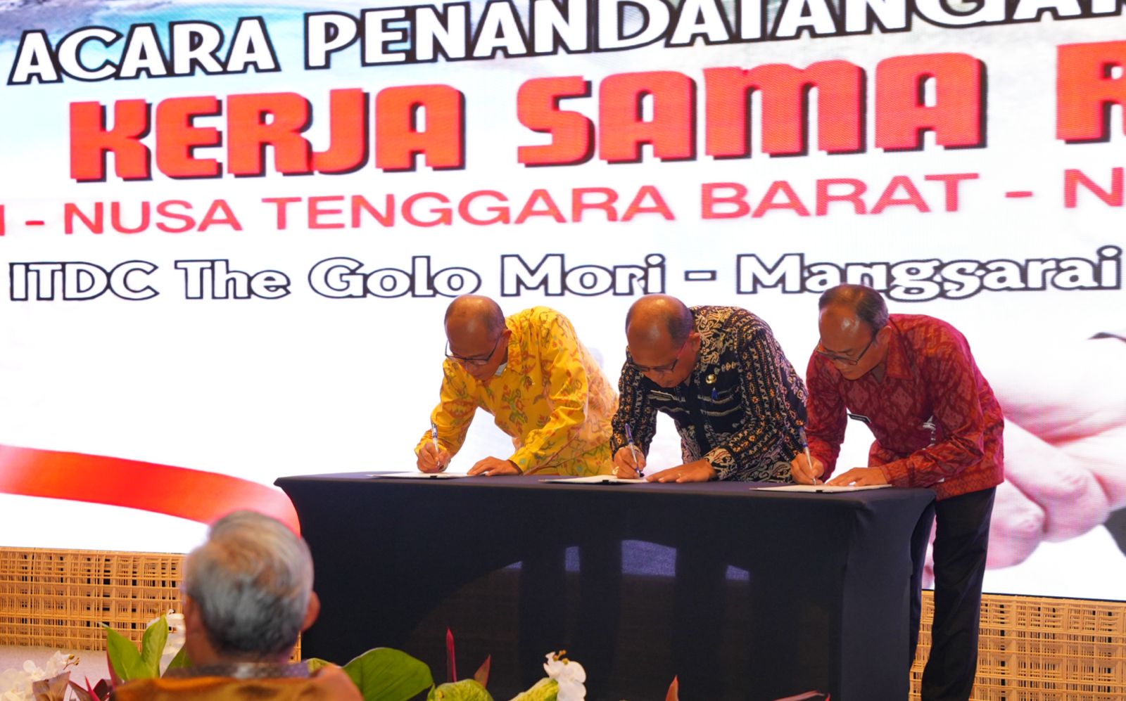Para gubernur menandatangani Perjanjian Kerja Sama (PKS) Regional Bali&ndash;Nusa Tenggara Barat&ndash;Nusa Tenggara Timur (KR-BNN), Rabu (28/1).