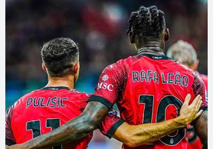 Duo lini serang AC Milan, Christian Pulisic dan Rafael Leao. 