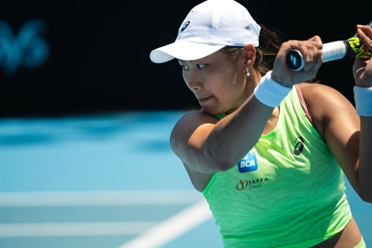 Janice Tjen menerima wild card WTA 500 Abu Dhabi. Petenis Indonesia ini selangkah lagi menembus Top 50 dunia dan bikin sejarah.
