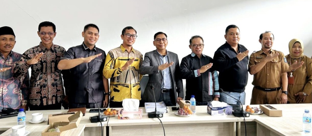 Ketua Komisi III DPRD NTB Sambirang Ahmadi (lima dari kiri) bersama anggota saat menerima rombongan Komisi III DPRD KSB yang membahas penyertaan modal ke BUMD, Selasa (27/1).