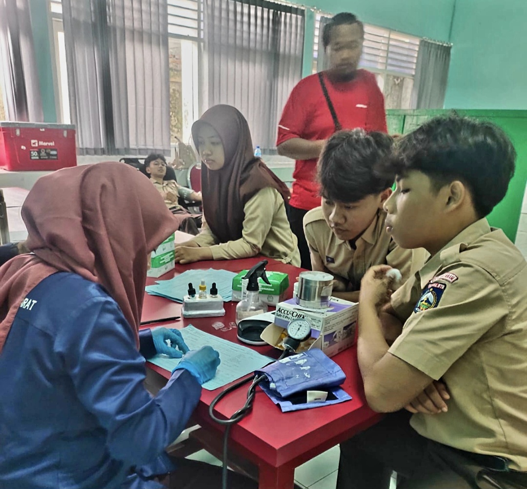 Siswa MAN 1 Mataram yang tergabung dalam Organisasi Siswa Intra Madrasah (OSIM) dan Palang Merah Remaja (PMR) sedang melakukan donor darah, Rabu (28/1).