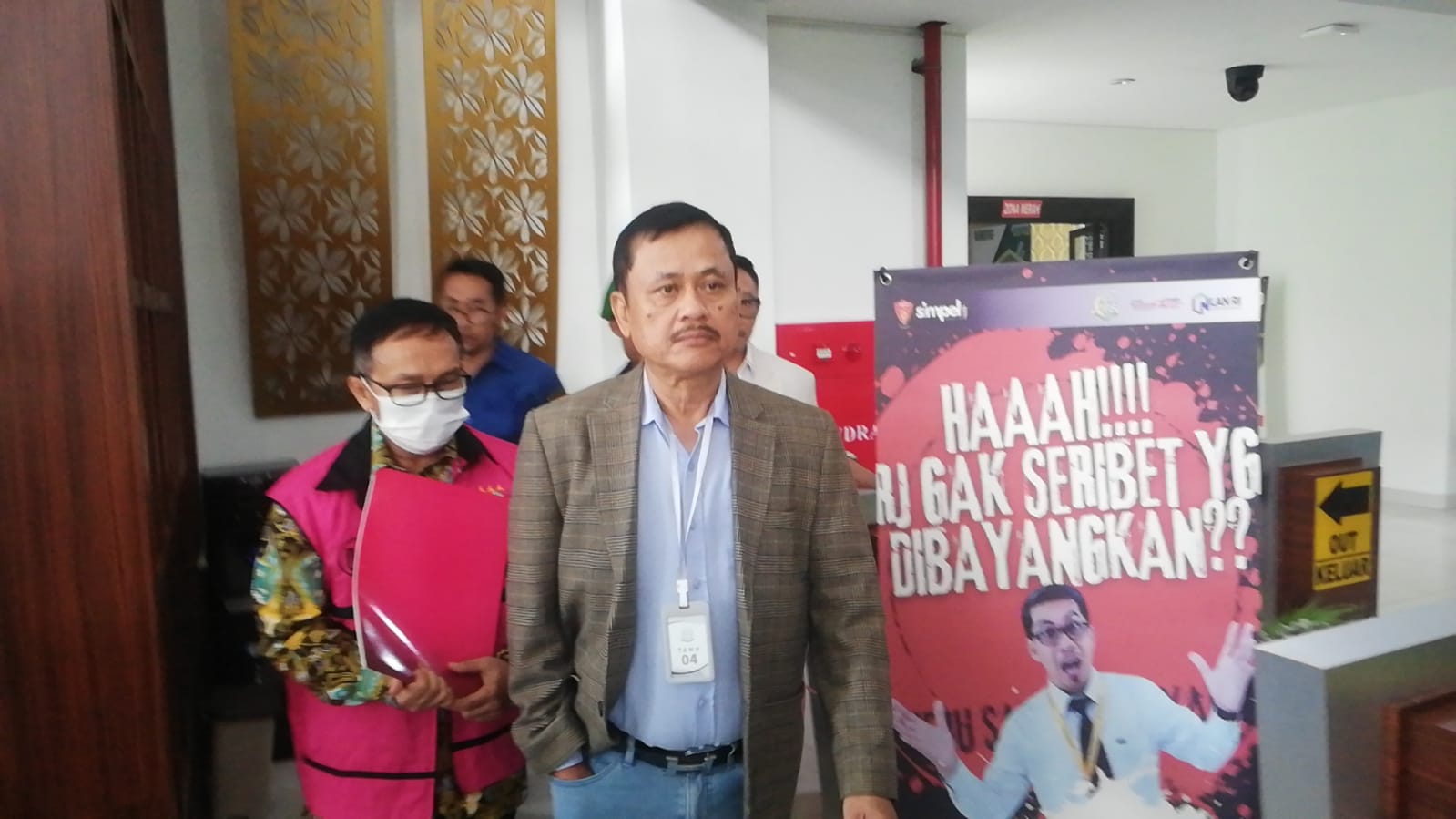 PENAMBAHAN TERSANGKA: Tersangka korupsi pengadaan lahan MXGP di Samota Sumbawa, Pung Saifullah Julkarnain dikawal jaksa saat hendak ditahan usai pemeriksaan di kantor Kejati NTB, Kamis (29/1).