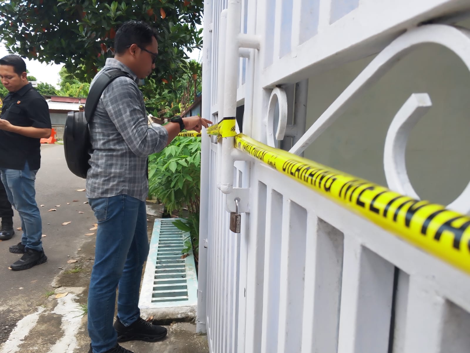OLAH TKP: Polisi masuk ke dalam rumah tersangka kasus pembunuhan sekaligus pembakar ibu kandungnya sendiri, Bara Primario saat melakukan olah TKP di wilayah Monjok, Kota Mataram, Kamis (29/1).