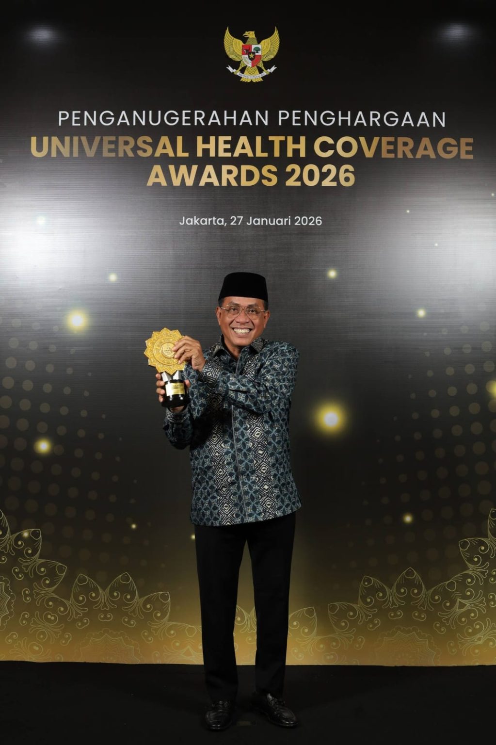 Bupati Bima Ady Mahyudi menunjukan penghargaan UHC Award, Selasa (27/1).