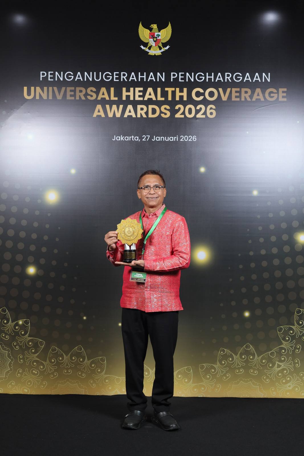 Wakil Wali Kota Bima Feri Sofiyan menunjukan penghargaan UHC Award, Selasa (27/1).