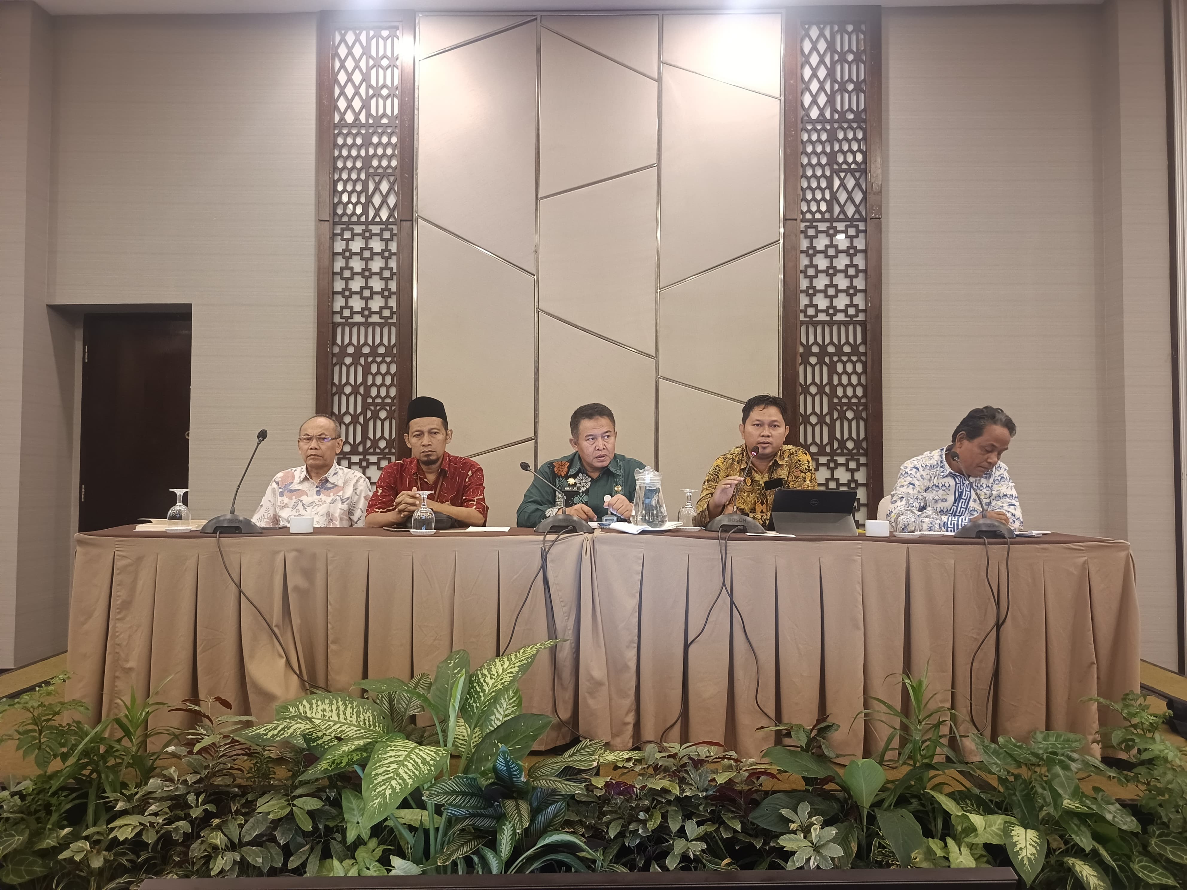 Dr. Galih Martono, (dua dari kiri), Dekan Fakultas Teknik Universitas Bumigora, saat lokakarya Sistem Informasi Desa (SID) di NTB.