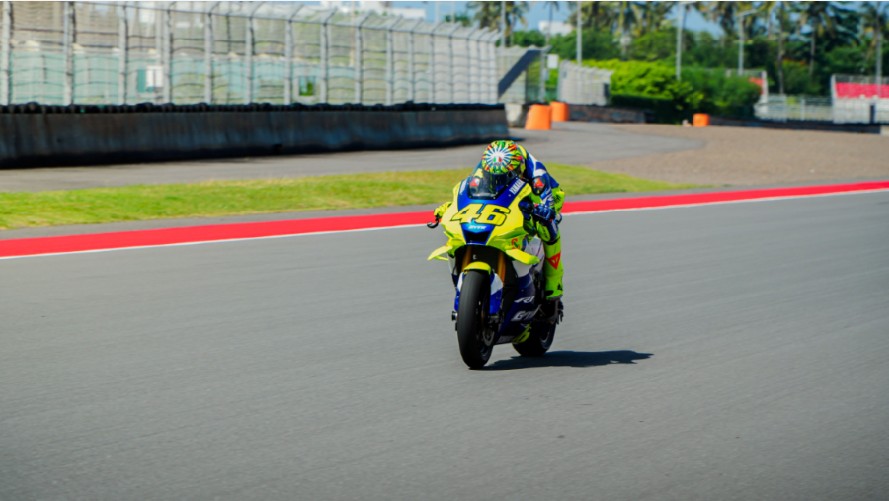 Sejarah Terukir: The Doctor  Valentino Rossi Taklukkan Lintasan Sirkuit Mandalika untuk Pertama Kalinya