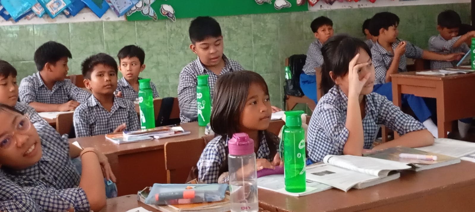 Murid SDN 14 Cakranegara melaksanakan kegiatan belajar mengajar di sekolah setempat, Rabu (28/1). Hadapi TKA 2026, SDN 14 Cakranegara perkuat literasi numerasi.