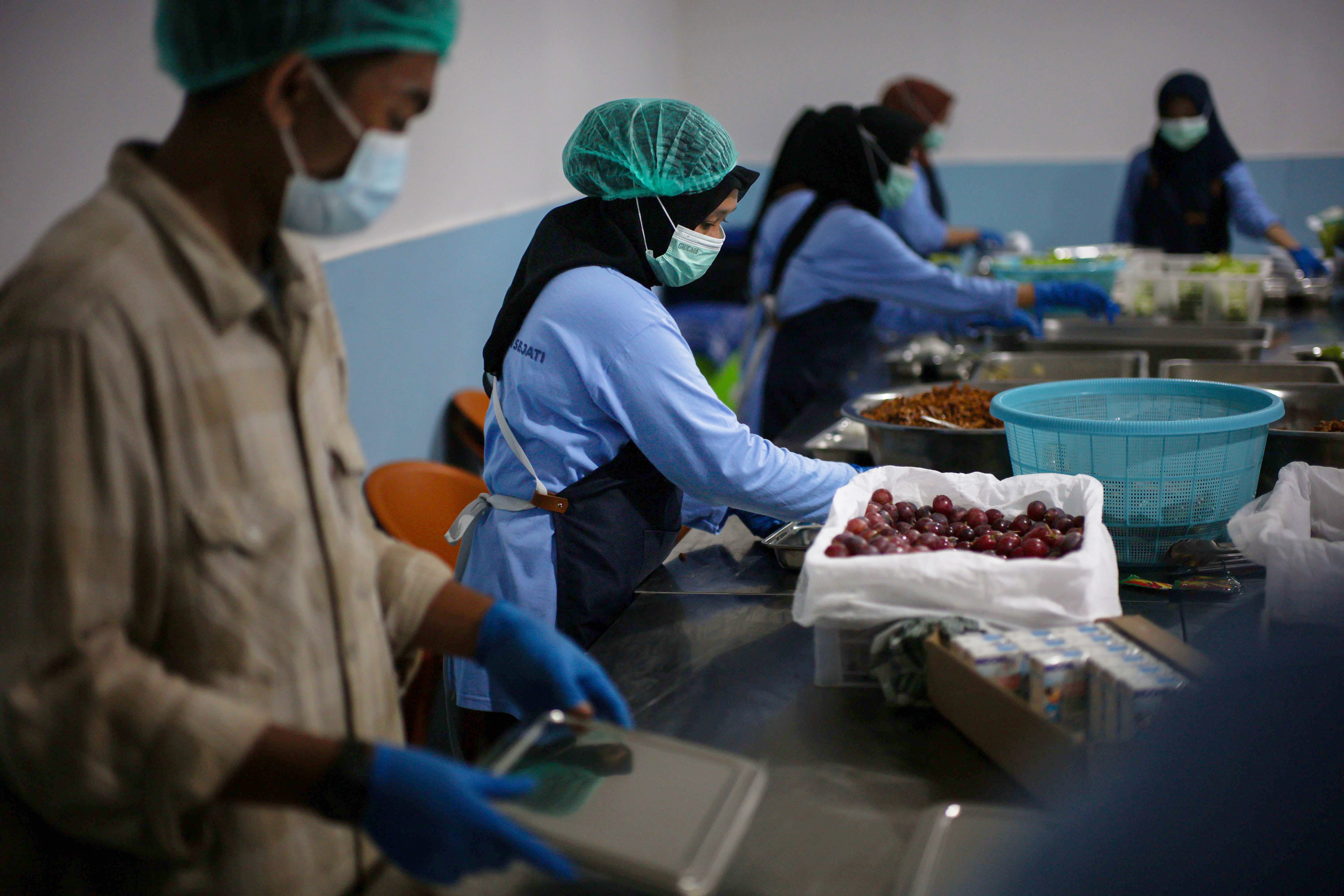 PROGRAM NASIONAL: Pekerja sedang menyiapkan sajian MBG di salah satu dapur SPPG, beberapa waktu lalu.