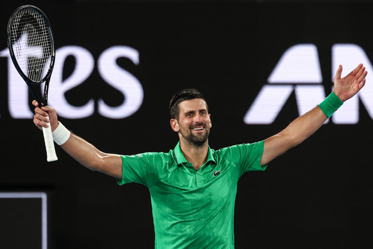 Novak Djokovic merayakan kemenangan atas Jannik Sinner usai laga semifinal tunggal putra Australia Terbuka, Jumat (30/1). (Foto: IZHAR KHAN/AFP)