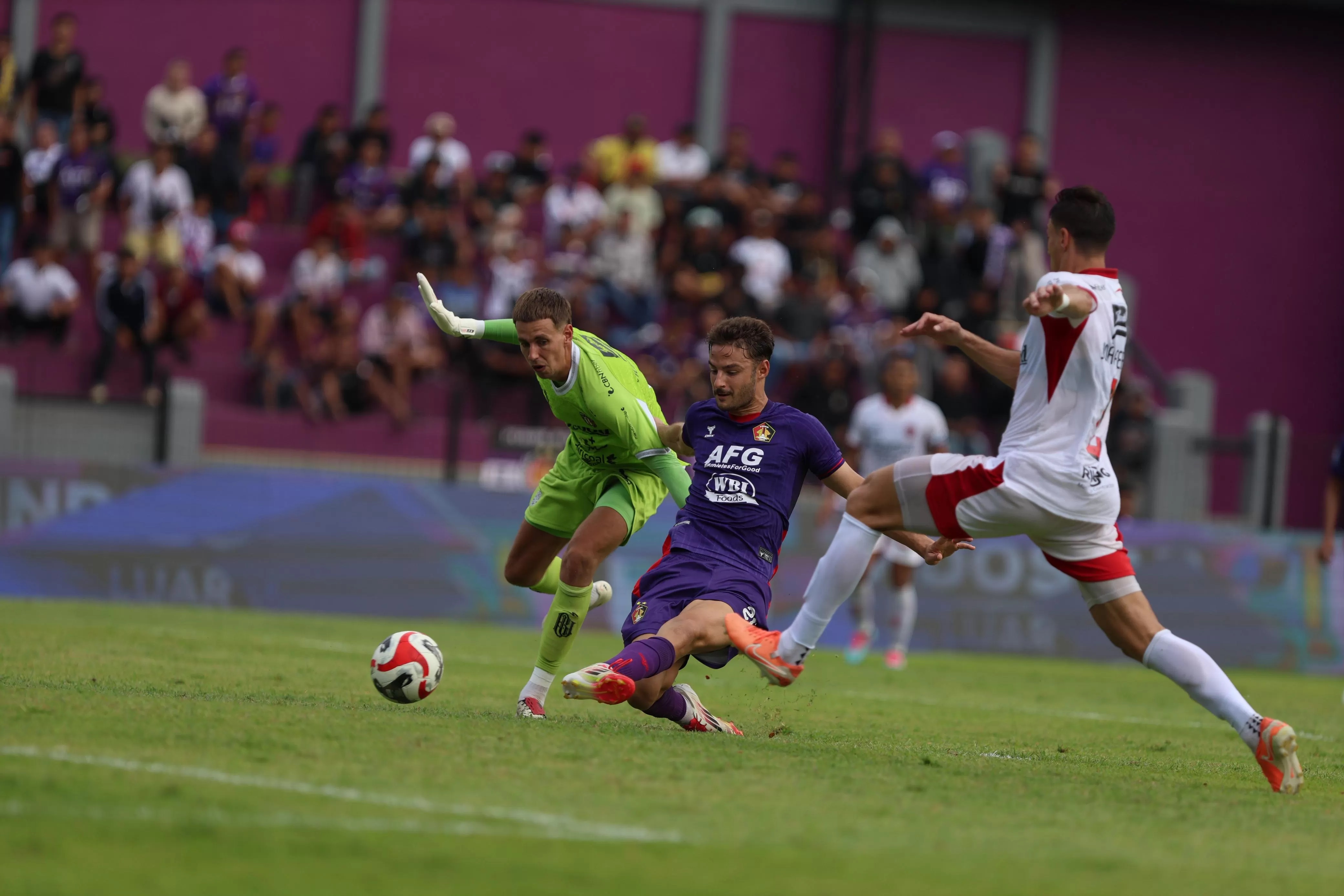 Jose Enrique mencetak gol saat Persik Kediri vs Bali United FC. (Wahyu Adji)