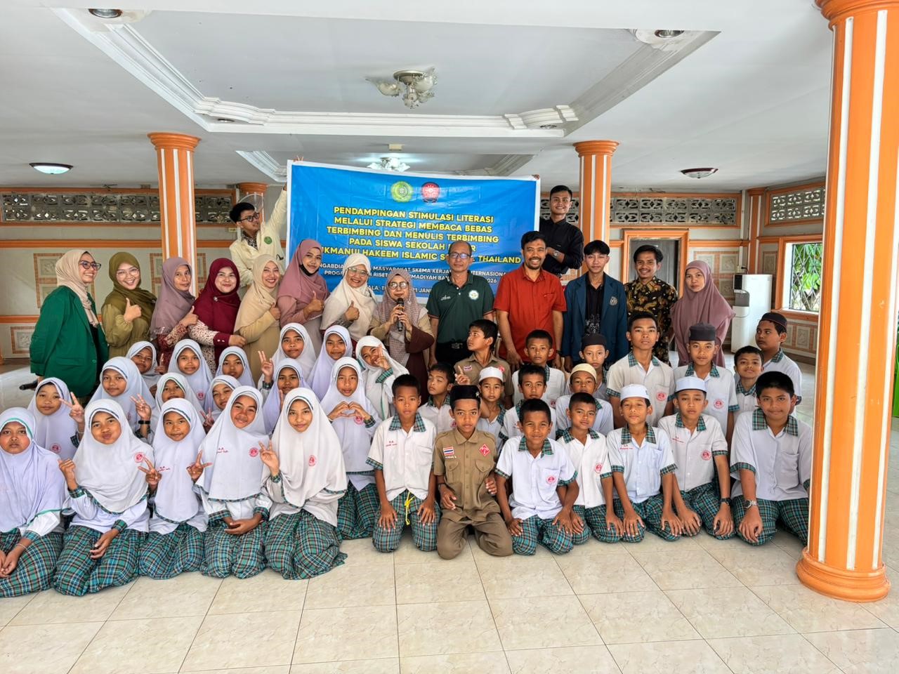 Tim PKM Ummat berfoto bersama, setelah melakukan pendampingan literasi membaca dan menulis terbimbing bagi siswa Sekolah Dasar di Lukmanulhakeem Islamic School, Thailand, Rabu (21/1).