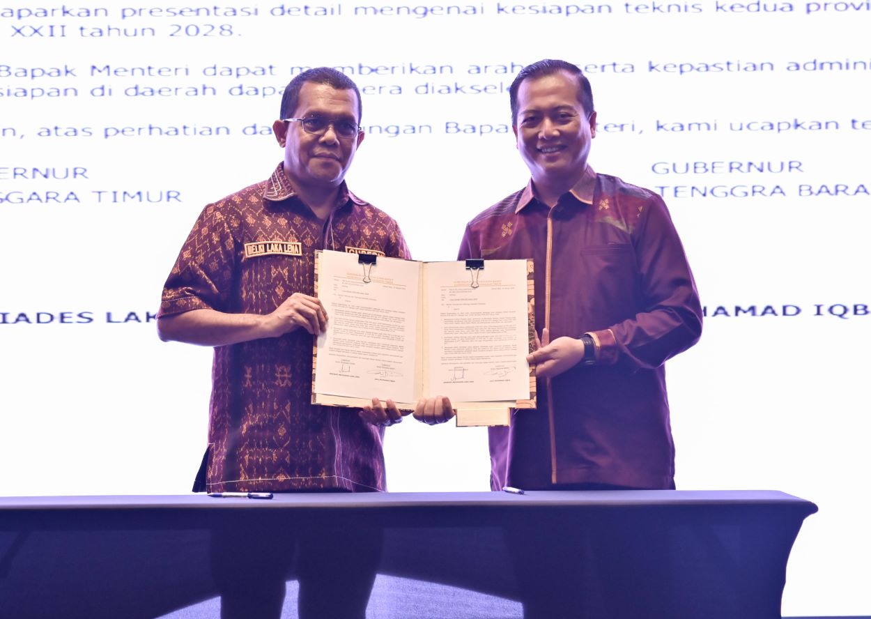 Gubernur NTB Lalu Muhamad Iqbal (kanan) dan Gubernur NTT Emanuel Melkiades Laka Lena menunjukkan surat yang dikirim ke Kemenpora.