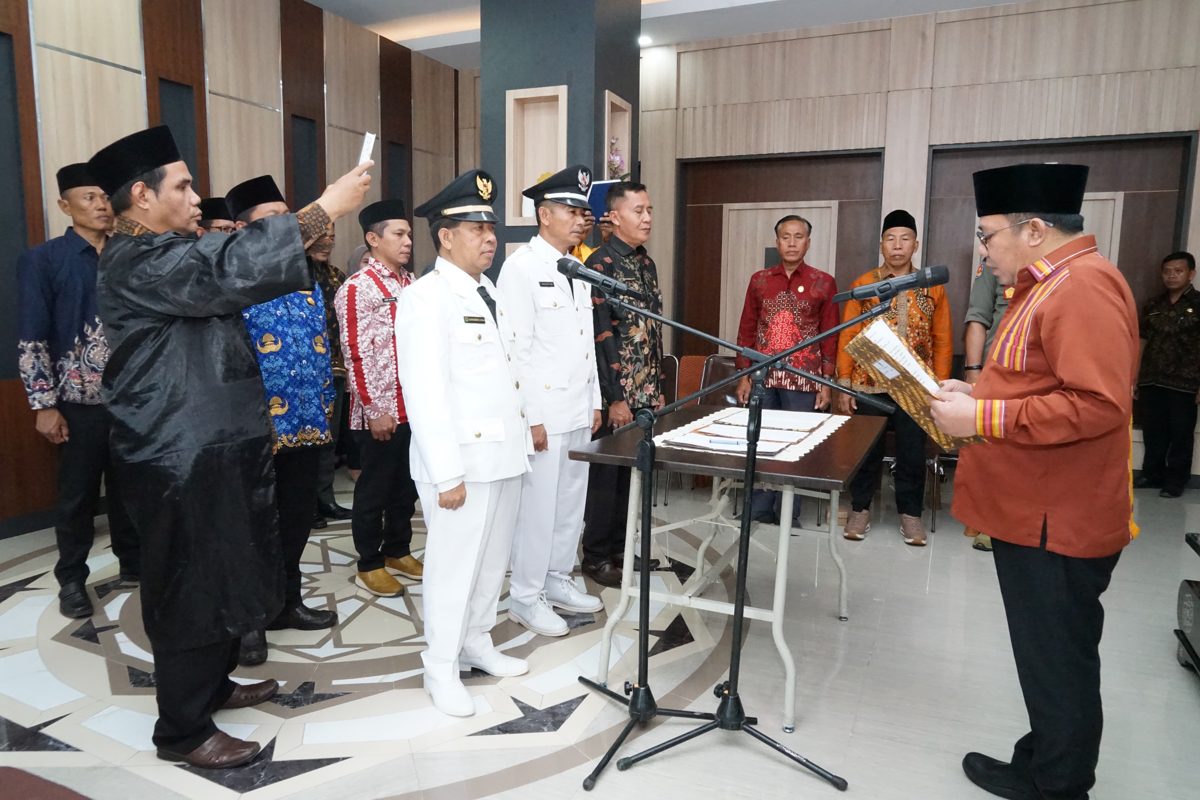 PENYEGARAN: Bupati Najmul Akhyar melantik delapan pejabat eselon III di ruang kerjanya, Kamis (29/1)