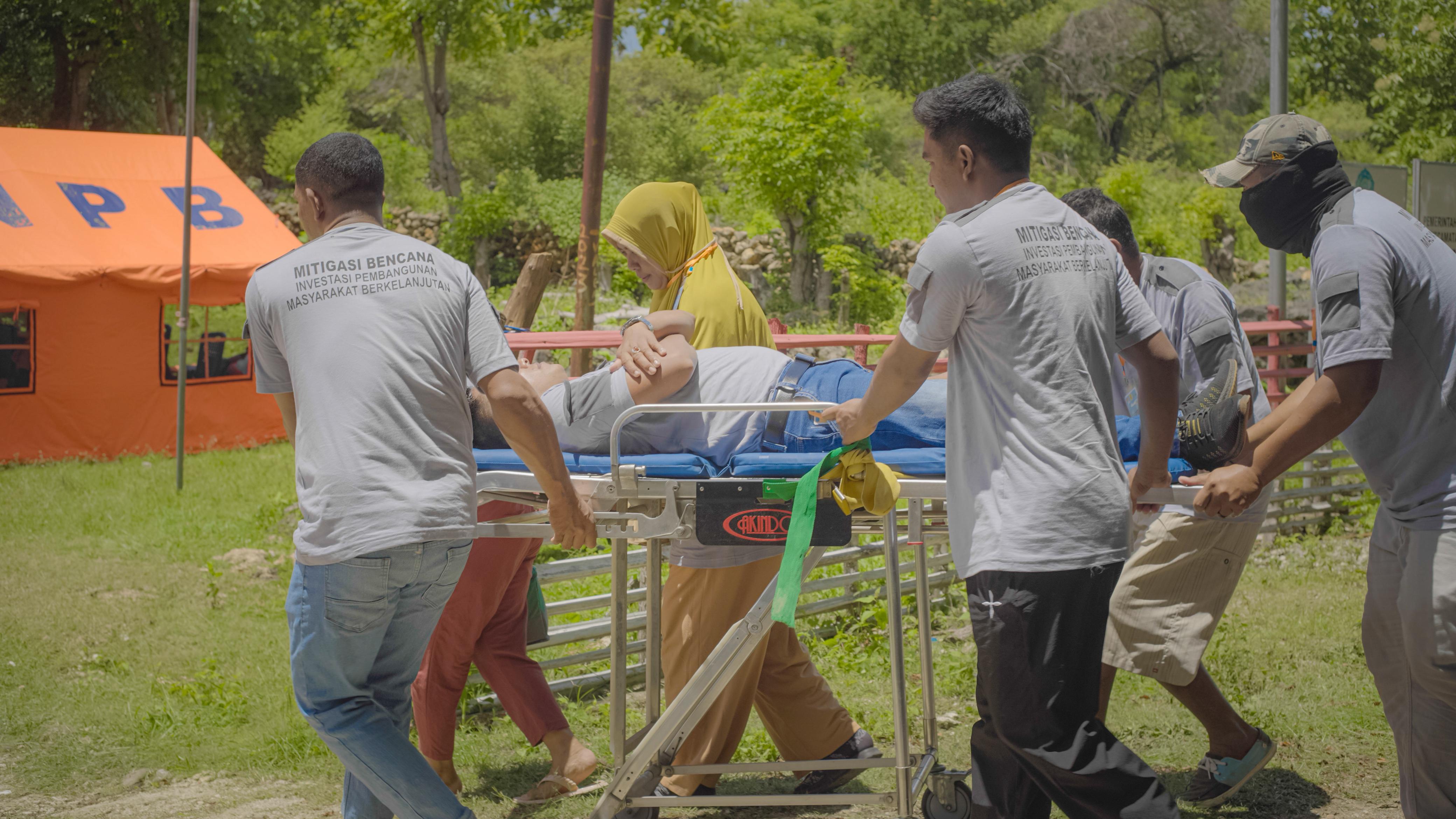 Simulasi penanganan bencana gempa bumi berpotensi tsunami serta banjir bob yang digelar PLN UPP Nusra 3 di Desa Tablolong, Kecamatan Kupang Barat, Kabupaten Kupang, NTT.