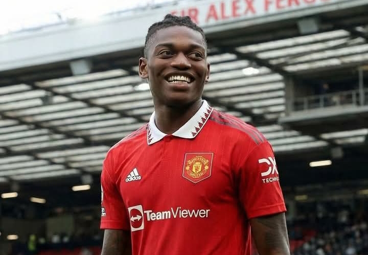 Manchester United diisukan membidik striker AC Milan Rafael Leao.