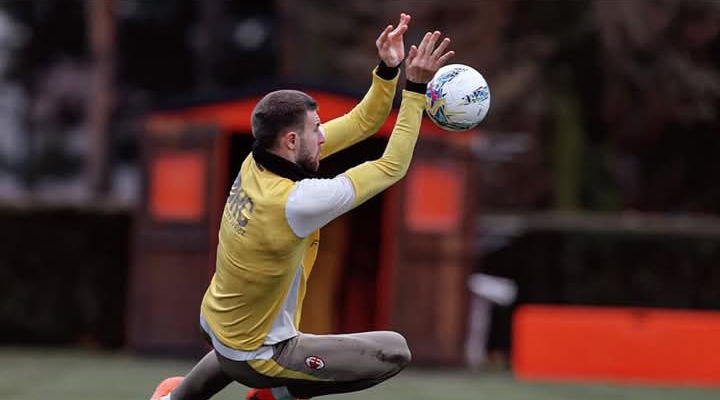 Pemain belakang Strahinja Pavlovic, berlatih menjadi penjaga gawang AC Milan.